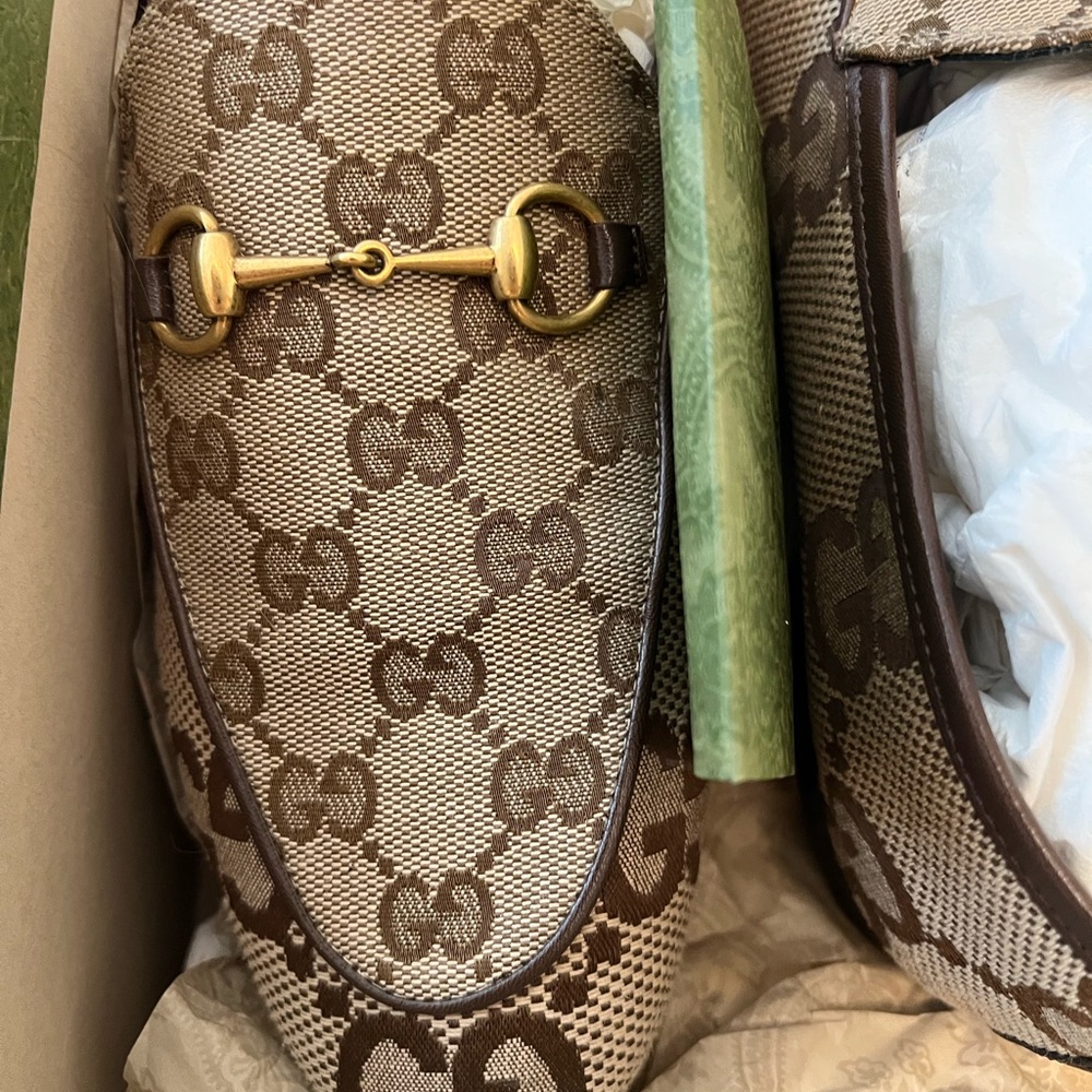 Gucci Beige and Gold Signature Loafers - Picture 2 of 5